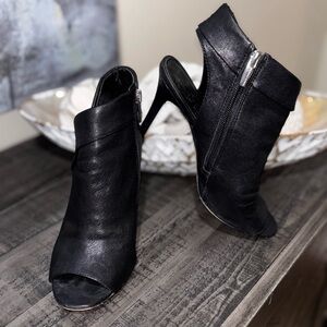 Vince Camuto Cholia Asymmetrical Sandal Bootie Black Leather SZ 6